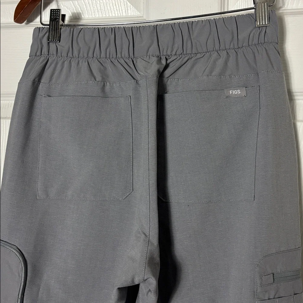 FIGS Men's Gray 21‑Pocket Cargo Scrub Pants Size Small Button Front pull on